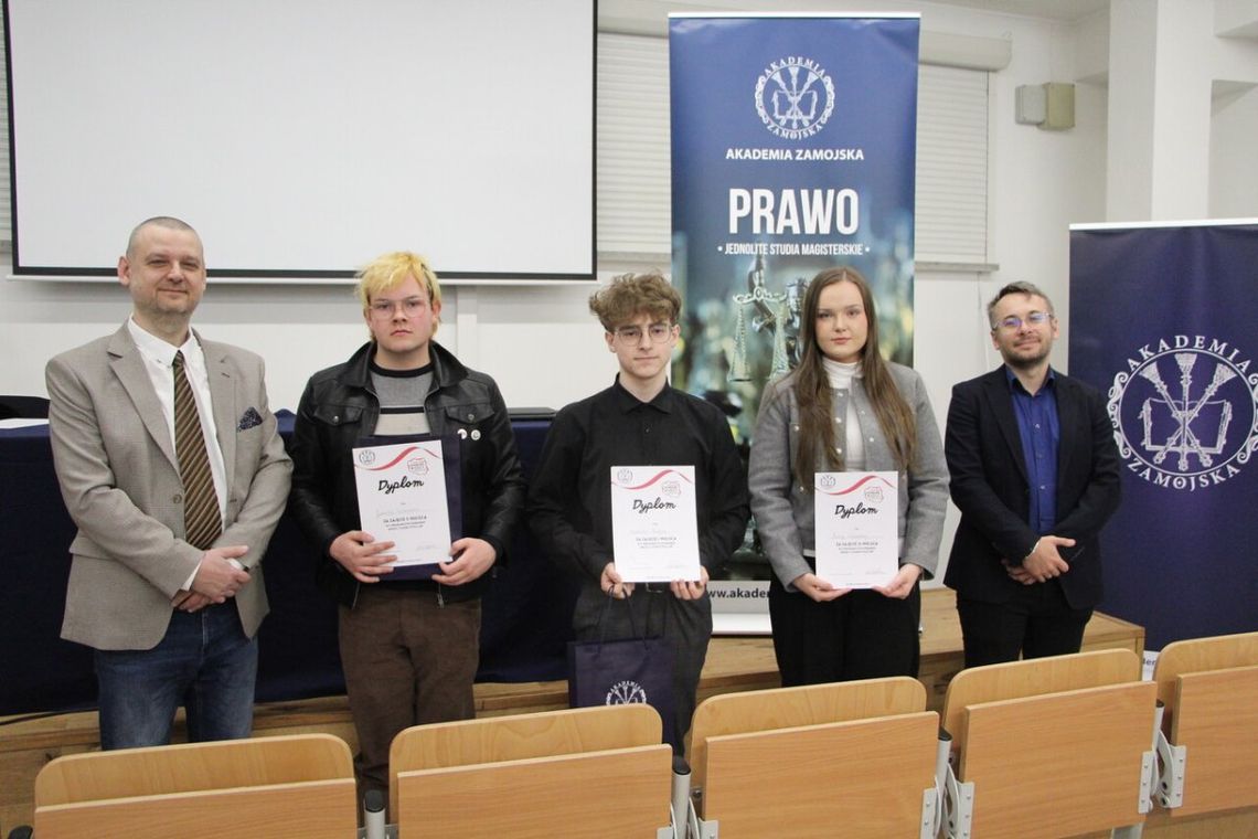 Młodzi znawcy Konstytucji na podium. Sukces uczniów z powiatu krasnostawskiego