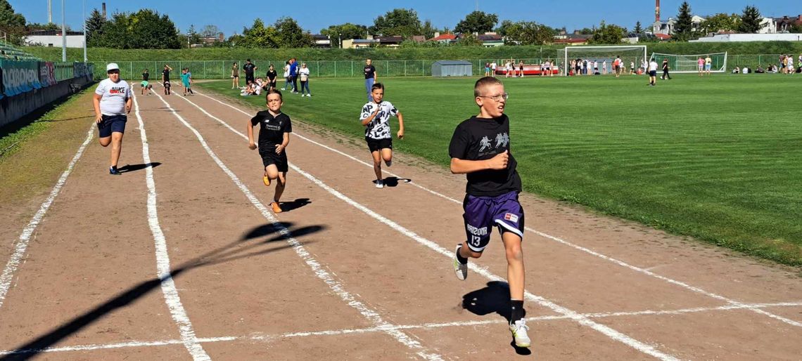 Młodzież rywalizowała na stadionie w Czwartkach Lekkoatletycznych