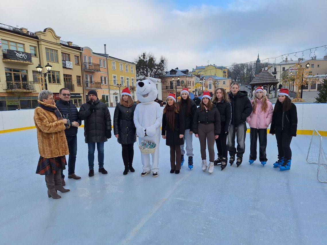 Właśnie w mikołajkowy wieczór mieszkańcy będą mogli po raz pierwszy w tym sezonie skorzystać z miejskiego lodowiska