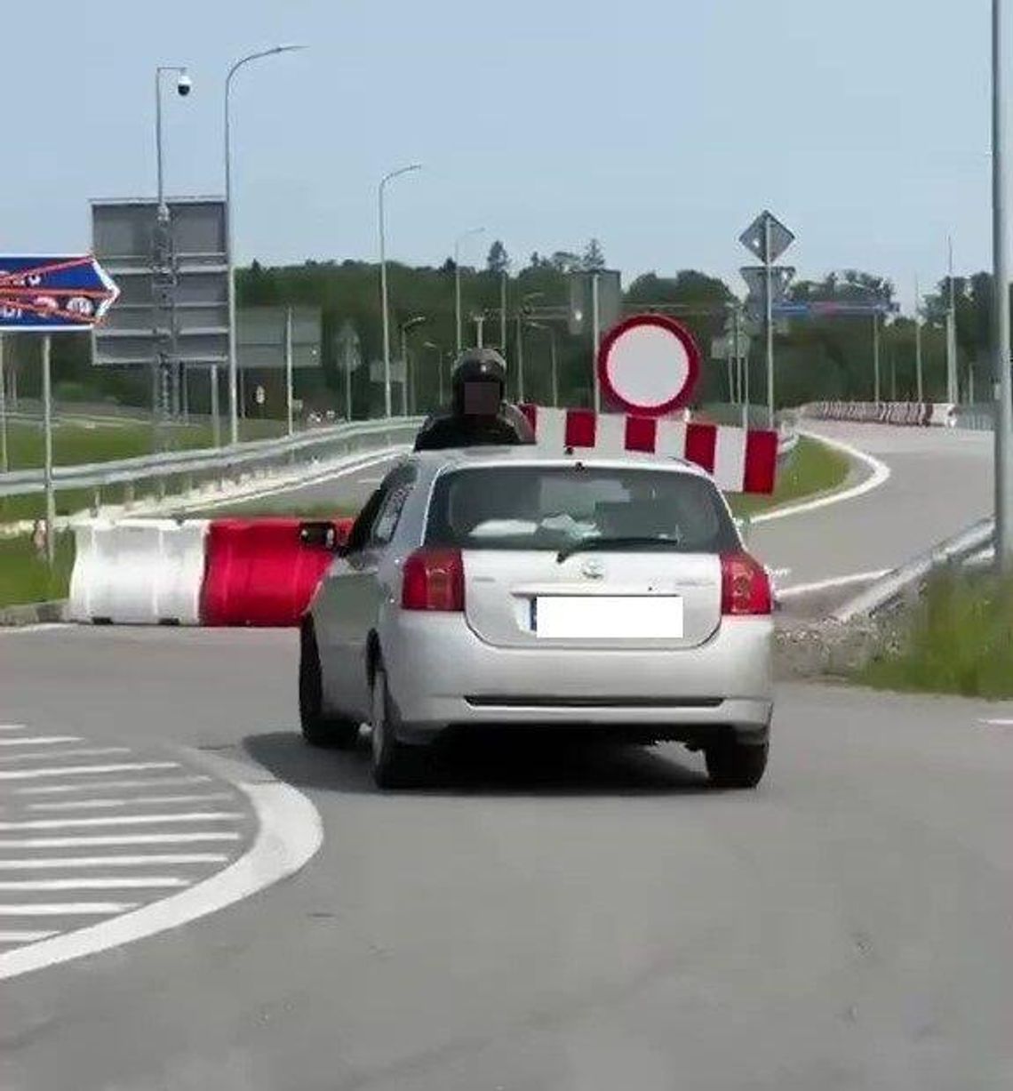 Motocyklista na masce auta. Chciał zatrzymać pijanego kierowcę [WIDEO, ZDJĘCIA]
