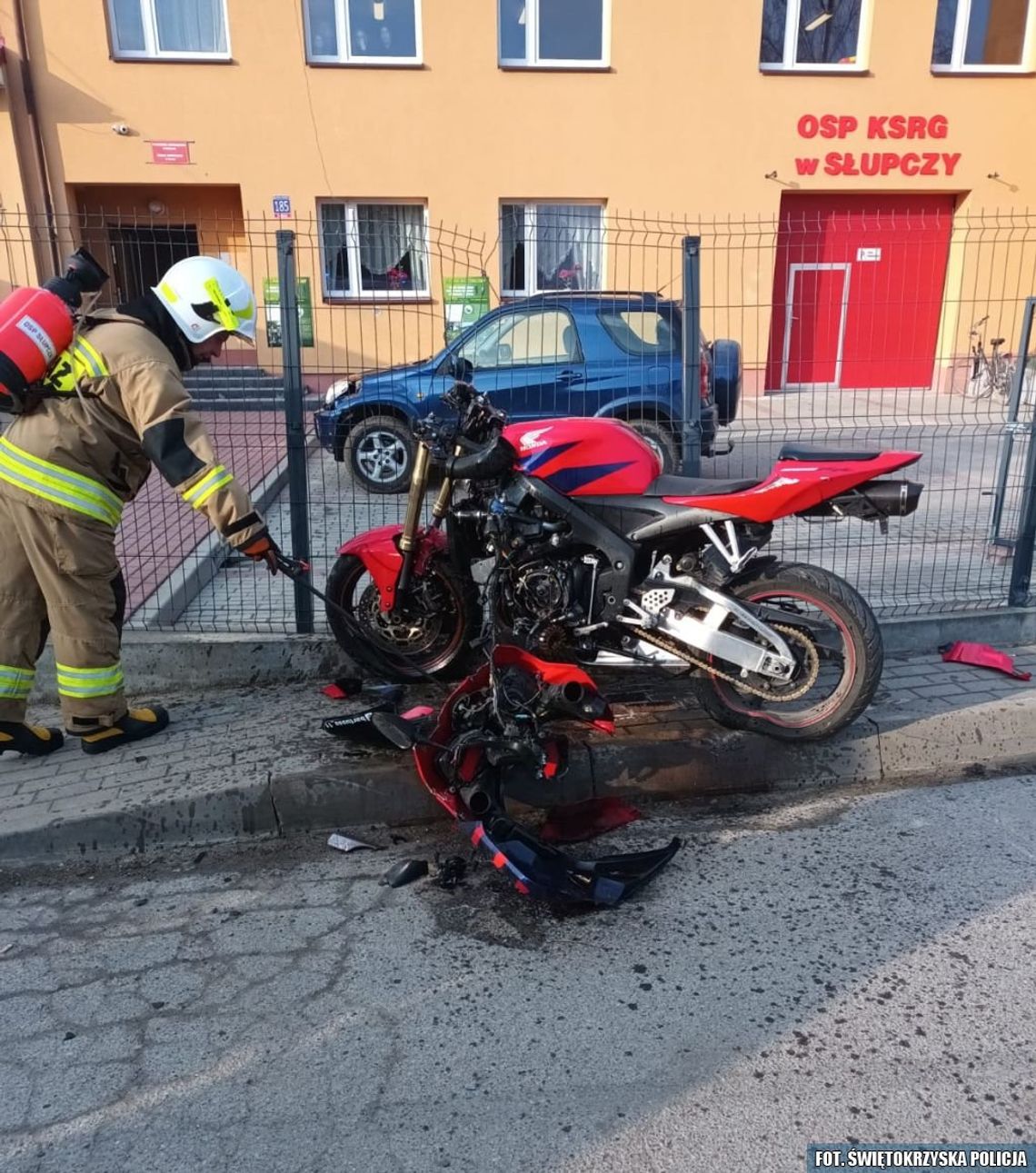 Motocykliści lubią zaszaleć między domami. Tak się kończy "rumakowanie" [WIDEO]