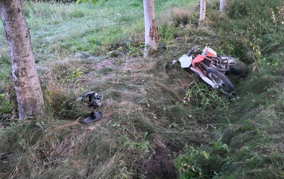 Motocyklista uderzył w drzewo. Był pijany i nie miał uprawnień do kierowania Motocyklista uderzył w drzewo. Był pijany i nie miał uprawnień do kierowania