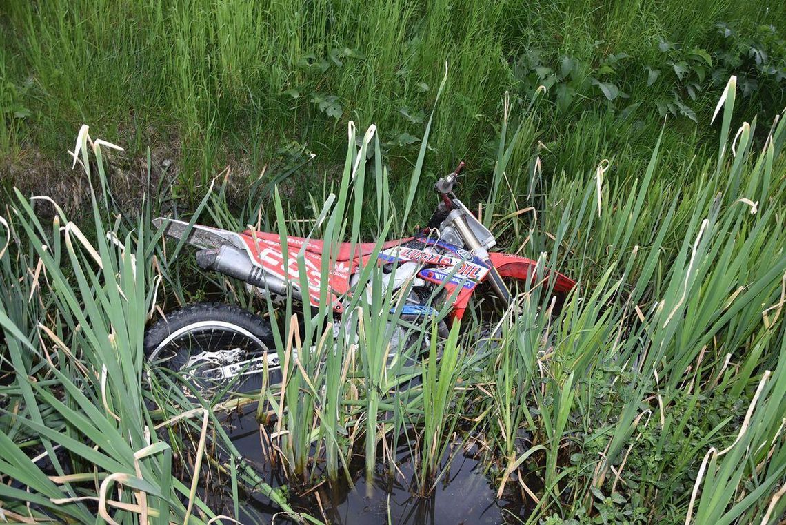 Motocyklista wpadł do rowu z wodą. Z obrażeniami zabrany do szpitala Motocyklista wpadł do rowu z wodą. Z obrażeniami zabrany do szpitala