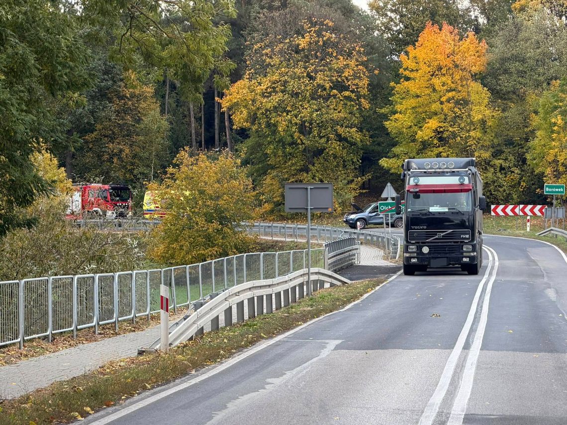 Naczepa ciężarówki uderzyła w bok hondy. Kobieta trafiła do szpitala Naczepa ciężarówki uderzyła w bok hondy. Kobieta trafiła do szpitala