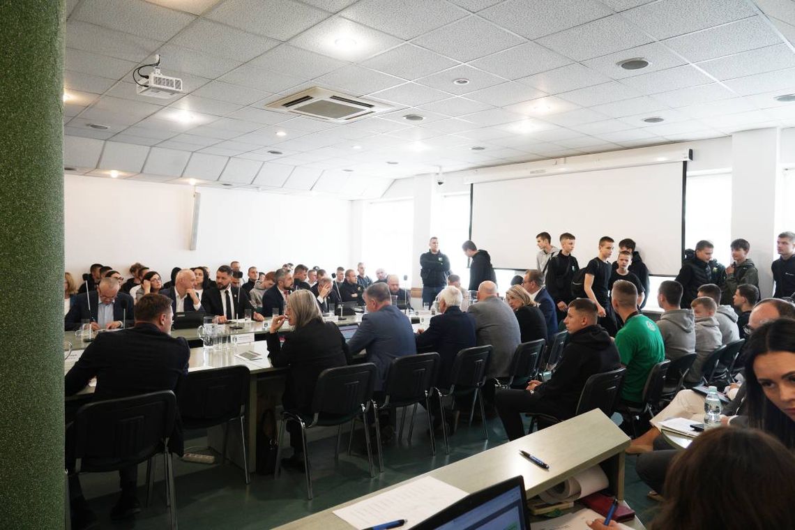 Nadzwyczajna sesja Rady Miasta Chełm zamieniła się w polityczne starcie i festiwal uprzedzeń Nadzwyczajna sesja Rady Miasta Chełm zamieniła się w polityczne starcie i festiwal uprzedzeń