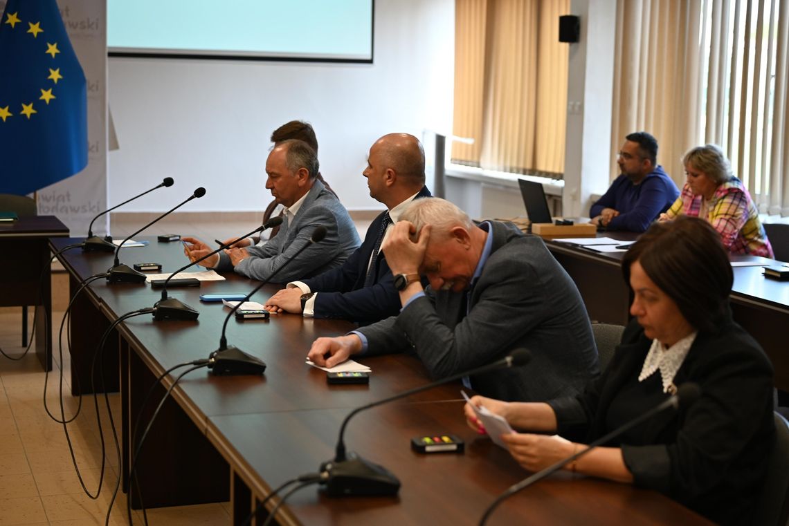 Nadzwyczajna sesja Rady Powiatu we Włodawie zdominowana przez drogi