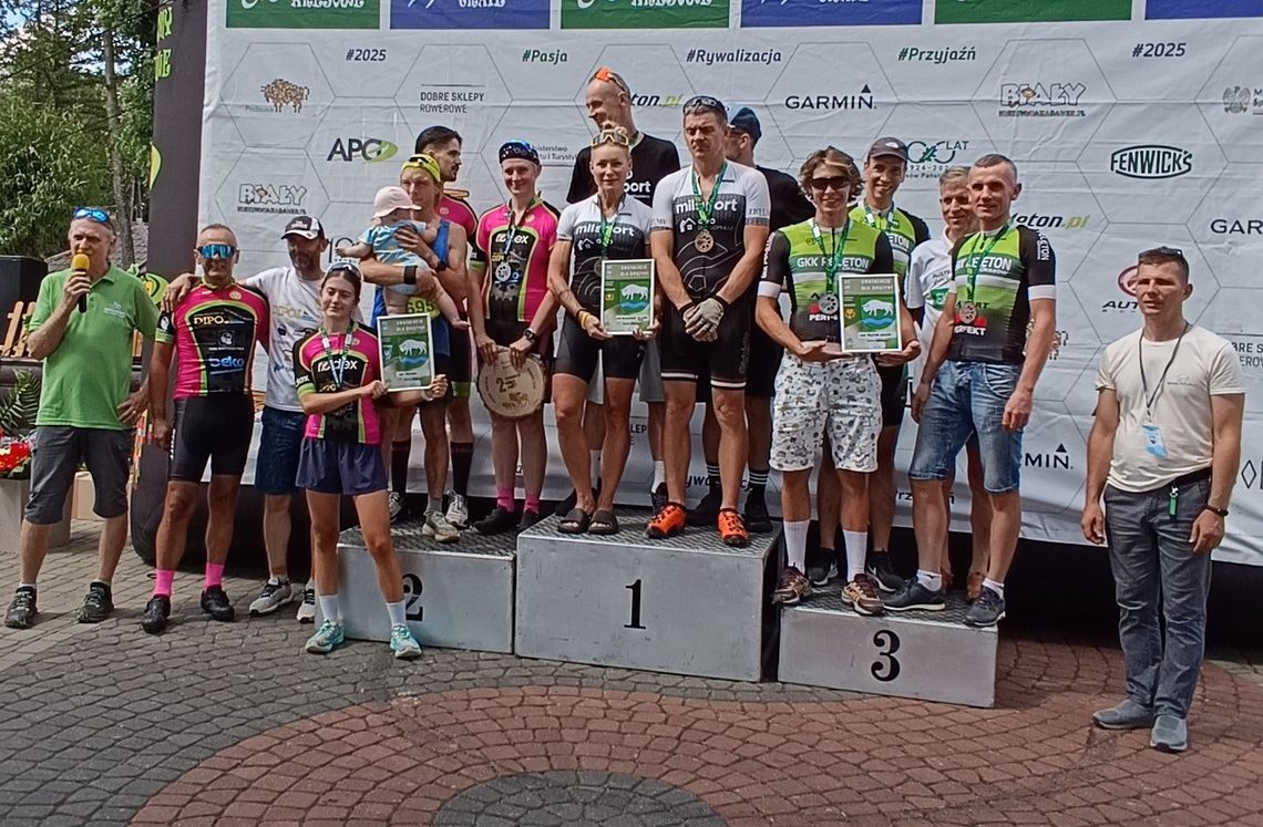Nasi kolarze nie schodzą z podium