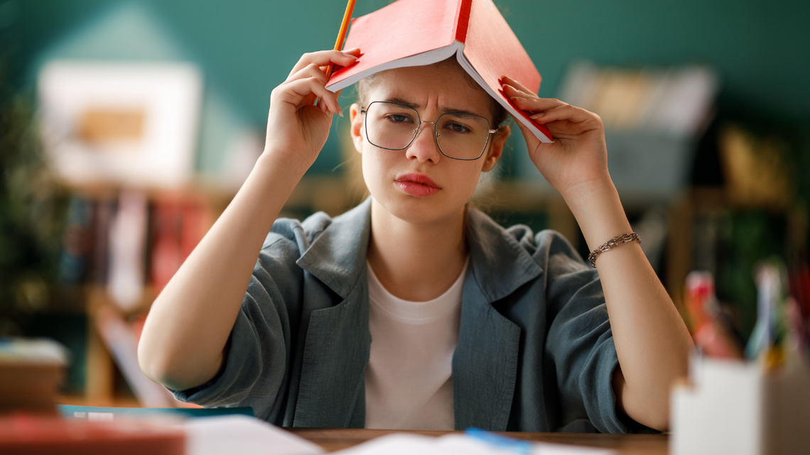Nauczyciele nadal zadają prace domowe. Wielu z nich stawia oceny
