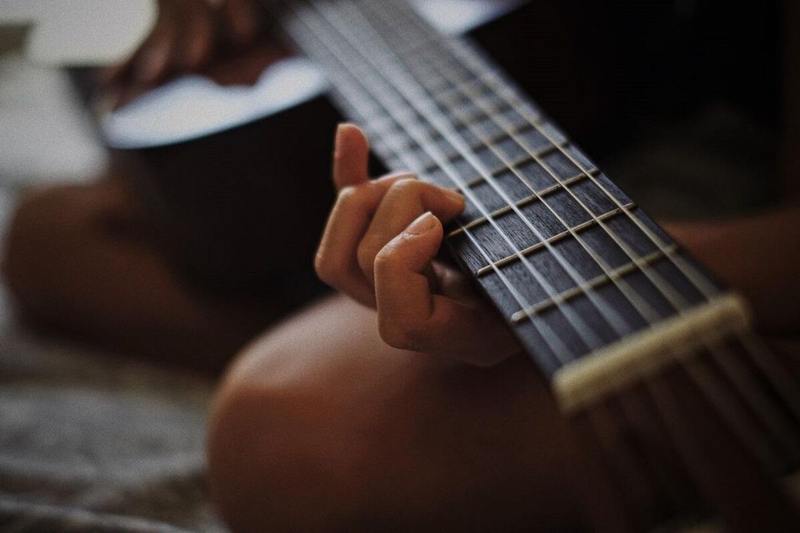 Nauka gry na gitarze – od czego zacząć przygodę z muzyką?