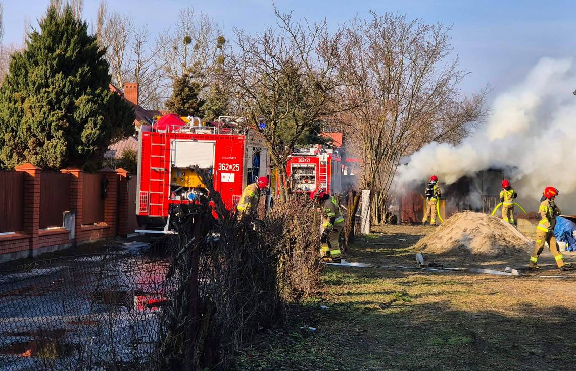 Niedzielny pożar na Bursztynowej w Chełmie. Ogień strawił altanę