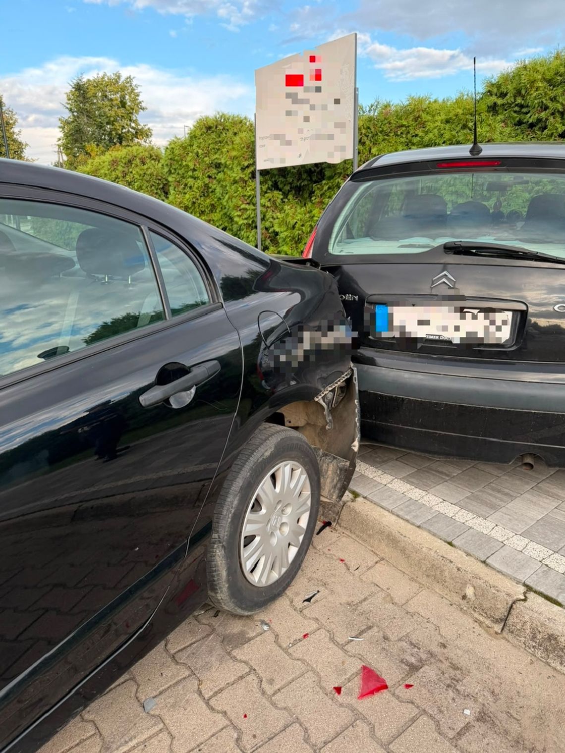 Nielegalna lekcja jazdy w Urszulinie. Nastolatka wjechała w zaparkowanego citroena Nielegalna lekcja jazdy w Urszulinie. Nastolatka wjechała w zaparkowanego citroena