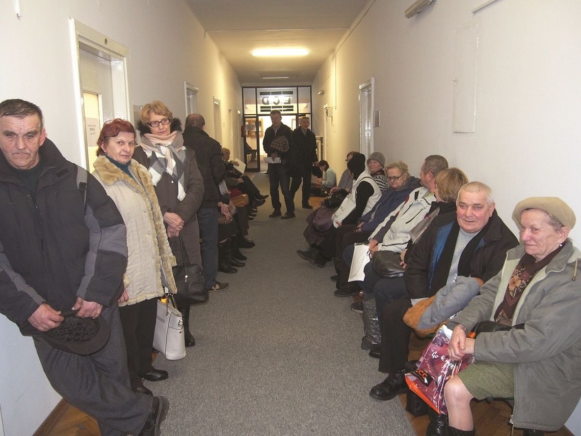 Niepełnosprawni stali i czekali godzinami