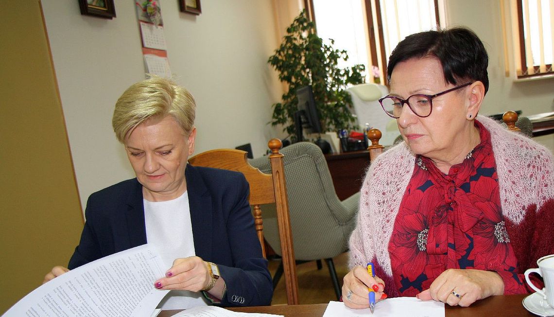 Wójt gminy Krasnystaw Edyta Gajowiak-Powroźnik podpisuję umowę z wykonawcą remontu obiektów sportowo-rekreacyjnych