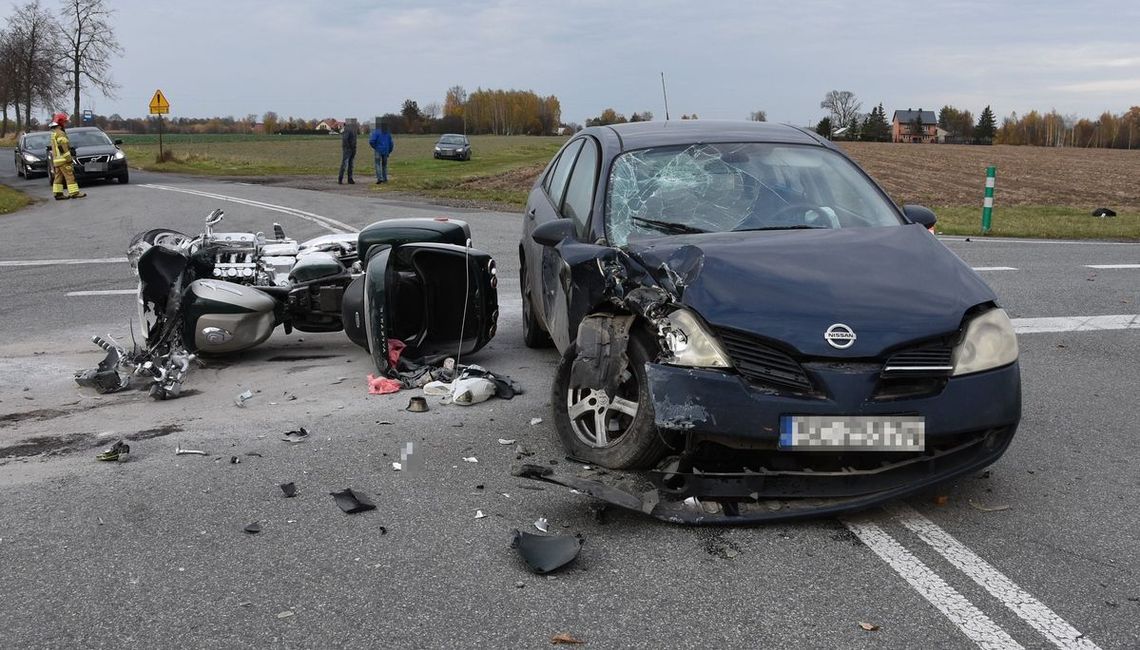 Nissan wjechał w motocyklistę. Jedna osoba trafiła do szpitala