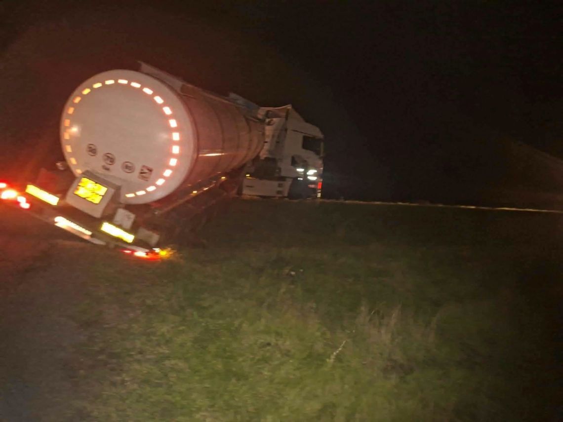 Nocna akcja w Hniszowie. Cysterna zjechała do rowu i zablokowała drogę