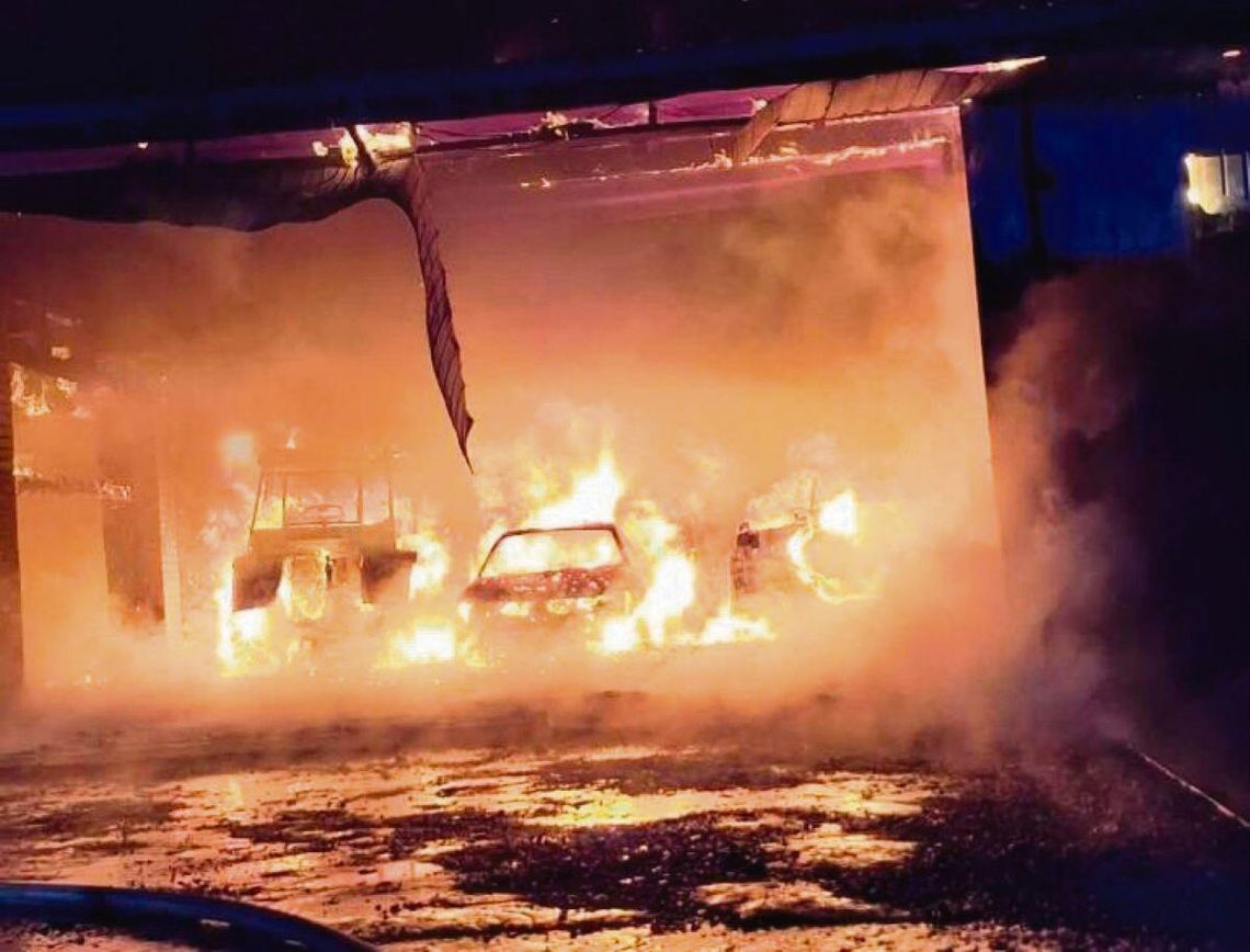 Nocna walka z ogniem. Doszczętnie spłonęły auta, ciągnik i maszyny rolnicze