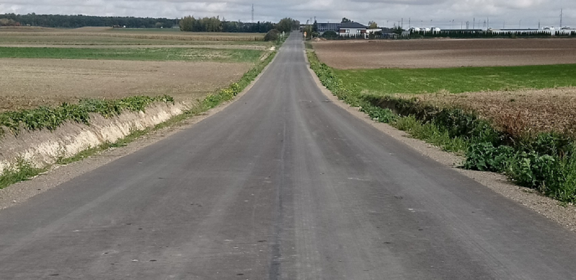 Nowa droga między Rejowcem-Kolonią a Adamowem-Kolonią. Inwestycja kosztowała ponad 1,6 mln zł Odcinek o długości ponad 1,4 km został oficjalnie odebrany 10 września 2026 roku, a jego uroczyste otwarcie odbyło się 30 września. Inwestycję udało się zrealizować dzięki dofinansowaniu z Rządowego Funduszu Rozwoju Dróg.