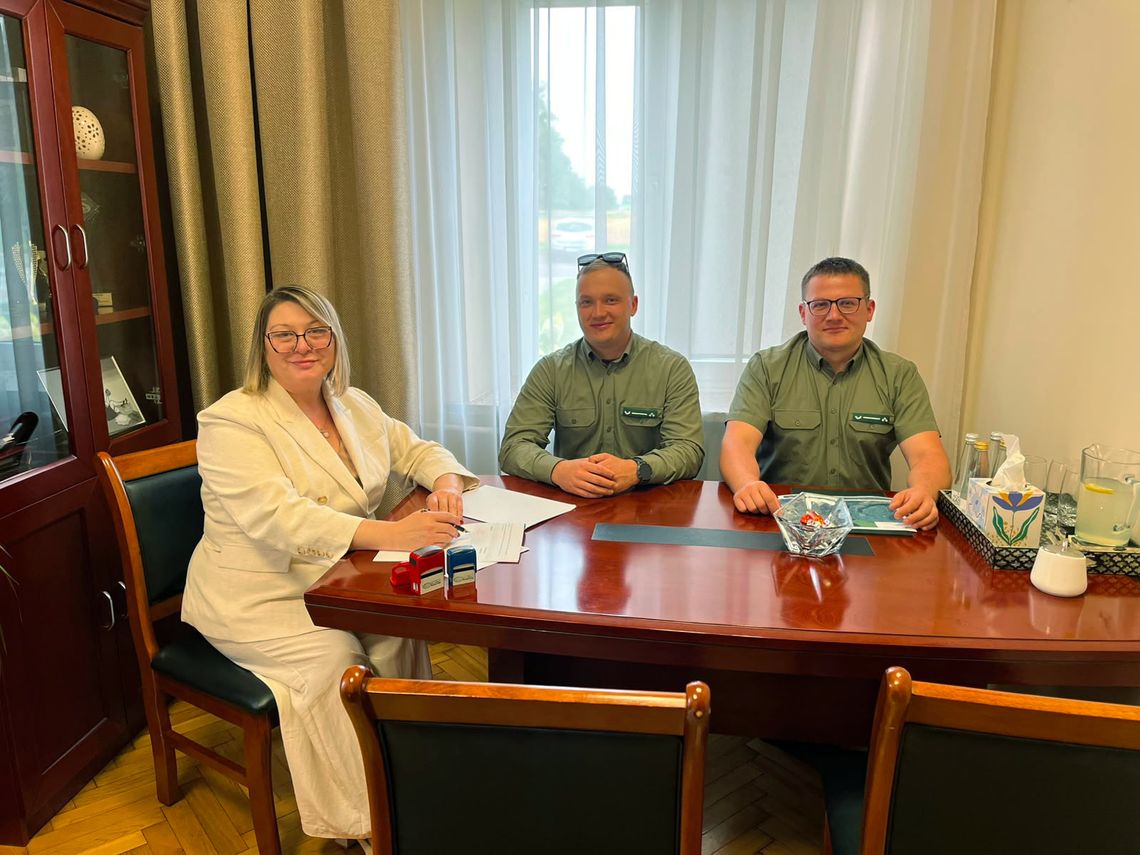 27 lipca władze gminy podpisały porozumienie z Nadleśnictwem Chełm, które umożliwi realizację kolejnej inwestycji drogowej. Umowa dotyczy dofinansowania remontu drogi gminnej nr 122356L w miejscowości Wołkowiany.