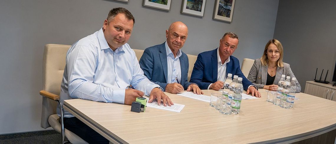 Nowe boisko w Srebrzyszczu za ponad 832 tys. zł. Gmina podpisała umowę z wykonawcą Władze gminy Chełm poinformowały, że udało się już zakończyć wszystkie czynności związane z wyłonieniem wykonawcy nowej infrastruktury sportowej. Jeśli wszystko pójdzie zgodnie z planem, to pierwsze mecze na tym obiekcie zostaną rozegrane za dziewięć miesięcy.