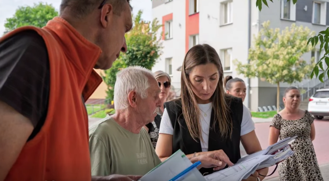 Nowe oblicze centrum Rejowca Fabrycznego. Rusza rewitalizacja miejskiego skweru Centrum Rejowca Fabrycznego zyska wkrótce zupełnie nowe oblicze. Teren u zbiegu ulic Lubelskiej i Ludwika Hirszfelda zostanie przekształcony w nowoczesną, ogólnodostępną przestrzeń rekreacyjną, która będzie służyć mieszkańcom przez cały rok. Inwestycja połączy funkcje wypoczynkowe z rozwiązaniami.