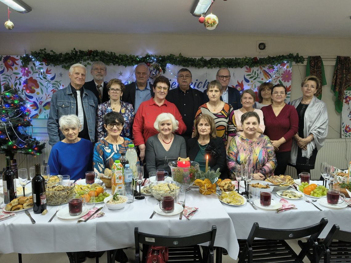 Spotkanie opłatkowe w Okszowie zgromadziło członków Koła Gospodyń Wiejskich oraz Polskiego Związku Emerytów i Rencistów.