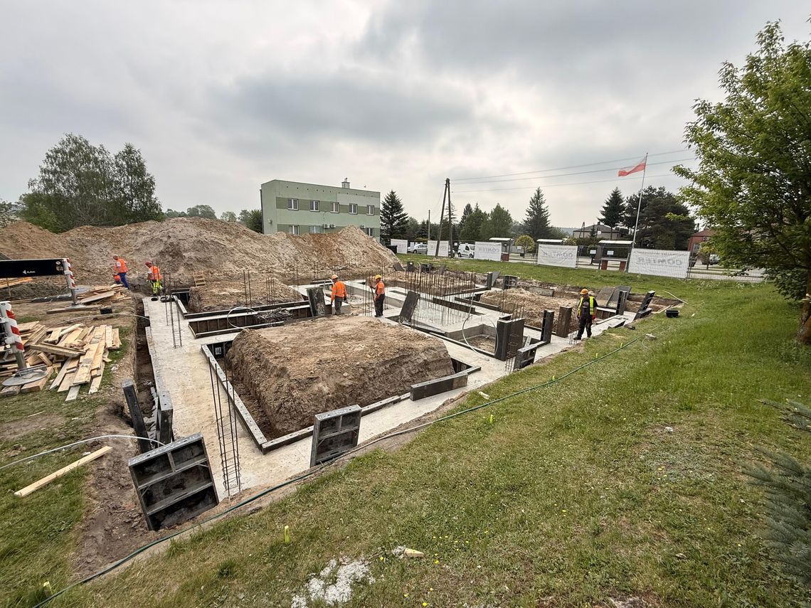 Nowoczesne mieszkania w Leśniowicach. Fundamenty gotowe, rusza nabór w ramach SIM Gmina Leśniowice realizuje inwestycję mieszkaniową w ramach Społecznej Inicjatywy Mieszkaniowej. Na placu budowy widać już pierwsze efekty prac, a władze gminy oficjalnie rozpoczęły nabór dla osób zainteresowanych wynajmem mieszkań w systemie SIM.