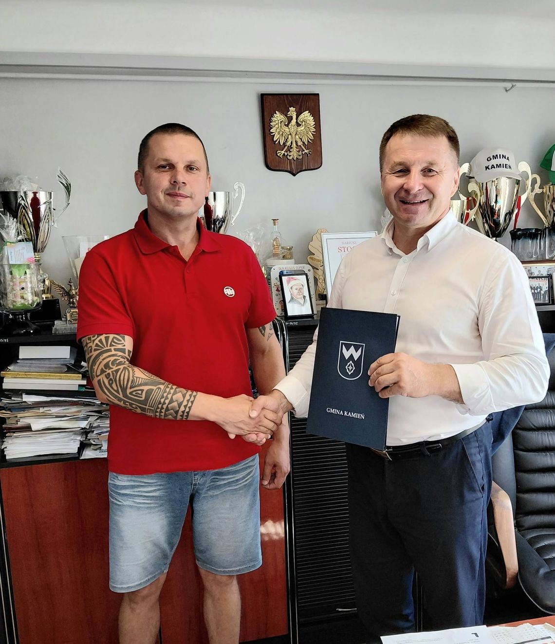 Nowoczesne oblicze kultury w Kamieniu Gmina Kamień konsekwentnie rozwija swoją infrastrukturę kulturalną. Zakończono formalności związane z kolejnym etapem modernizacji Gminnego Centrum Kultury, co pozwala na rozpoczęcie prac budowlanych oraz zagospodarowanie terenu wokół obiektu. Inwestycja ma poprawić stan techniczny budynku.
