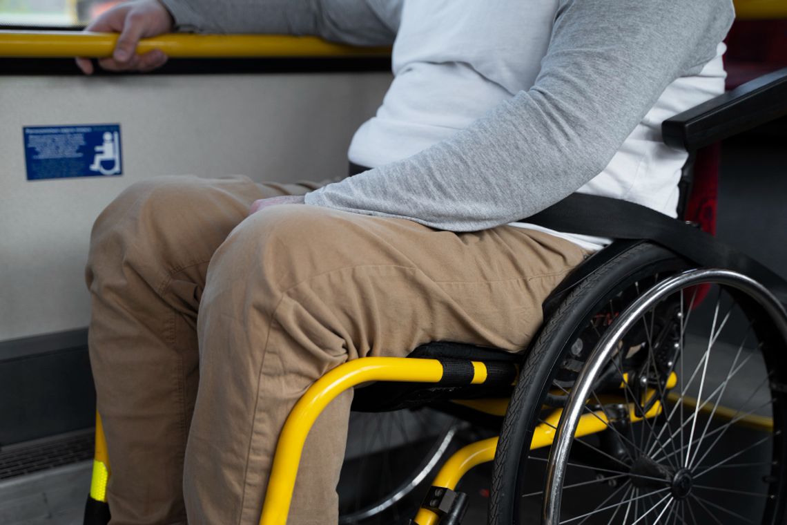 Nowy autobus dla WTZ w Majdanie Zahorodyńskim. Gmina Siedliszcze ogłosiła przetarg Gmina Siedliszcze ogłosiła przetarg na dostawę fabrycznie nowego, specjalistycznego autobusu dla Warsztatów Terapii Zajęciowej (WTZ) w Majdanie Zahorodyńskim. Nowy pojazd ma ułatwić codzienny transport uczestników placówki, w tym osób poruszających się na wózkach inwalidzkich.