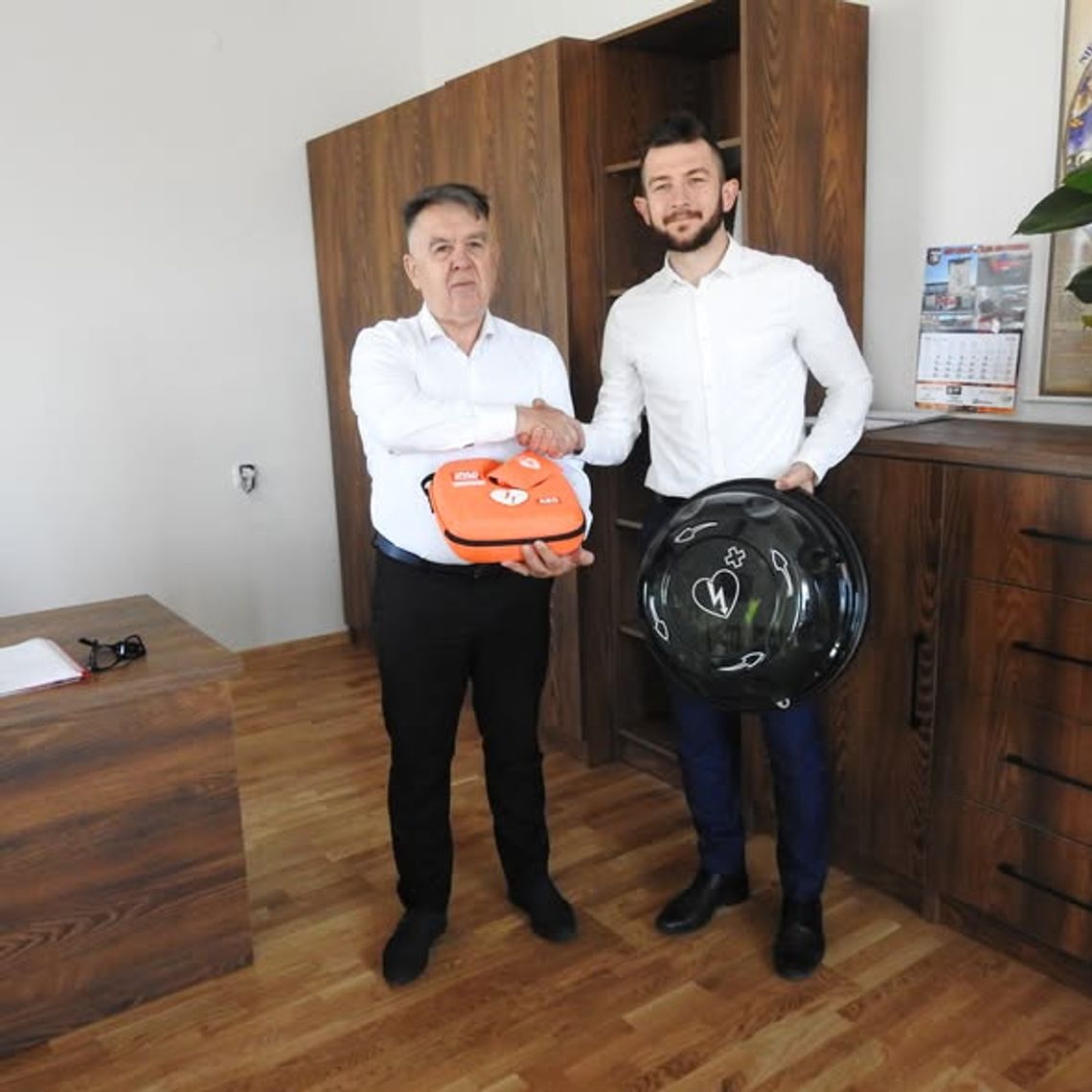 Nowy defibrylator AED w Izbicy. Urządzenie trafi do centrum miasta dzięki prywatnej inicjatywie