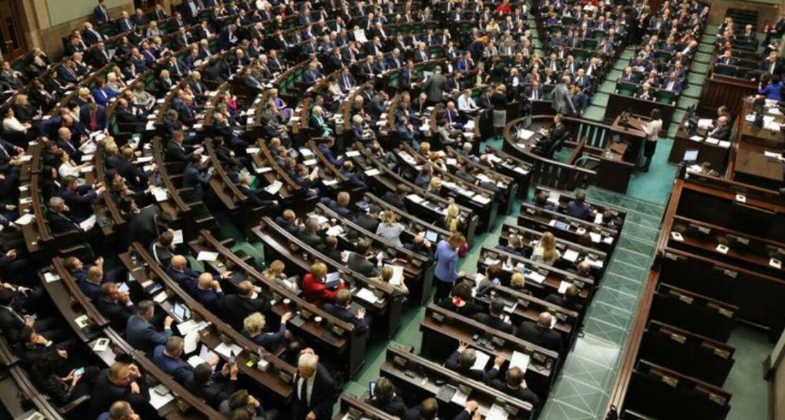 Nowy sondaż. KO na prowadzeniu, PiS depcze jej po piętach