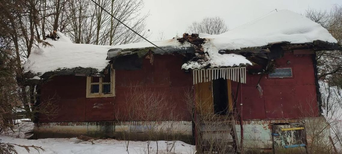 O krok od tragedii w Ostrzycy. Dach runął pod ciężarem śniegu [ZDJĘCIA]