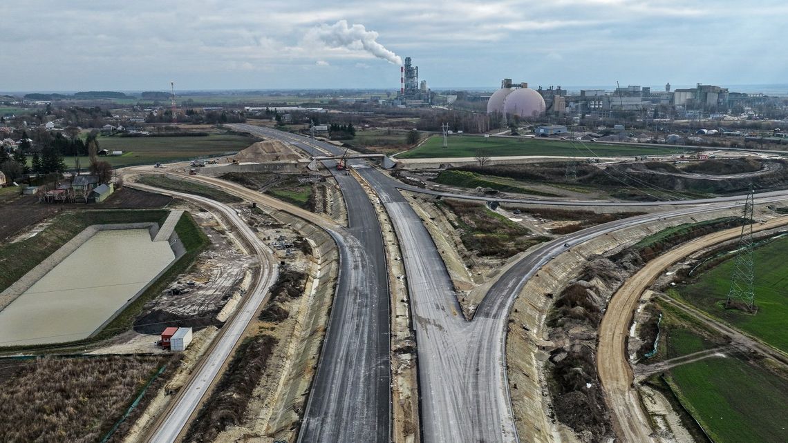 Obwodnica Chełma rośnie w szybkim tempie. Prace zaawansowane już w 60 procentach Prace przy budowie obwodnicy Chełma idą naprzód, a inwestycja osiągnęła już 60 proc. zaawansowania. Choć przed wykonawcą okres zimowy, kolejne etapy robót trwają.
