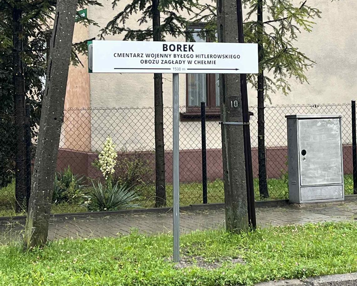 Chełm. Od lat obiecywana, w końcu wymieniona. Nowa tablica kierująca na cmentarz wojenny