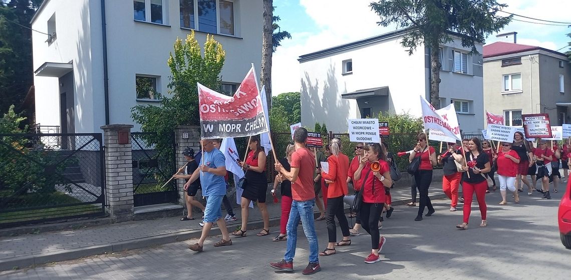 Trudna praca, marna płaca! – strajk ostrzegawczy w chełmskim MOPR