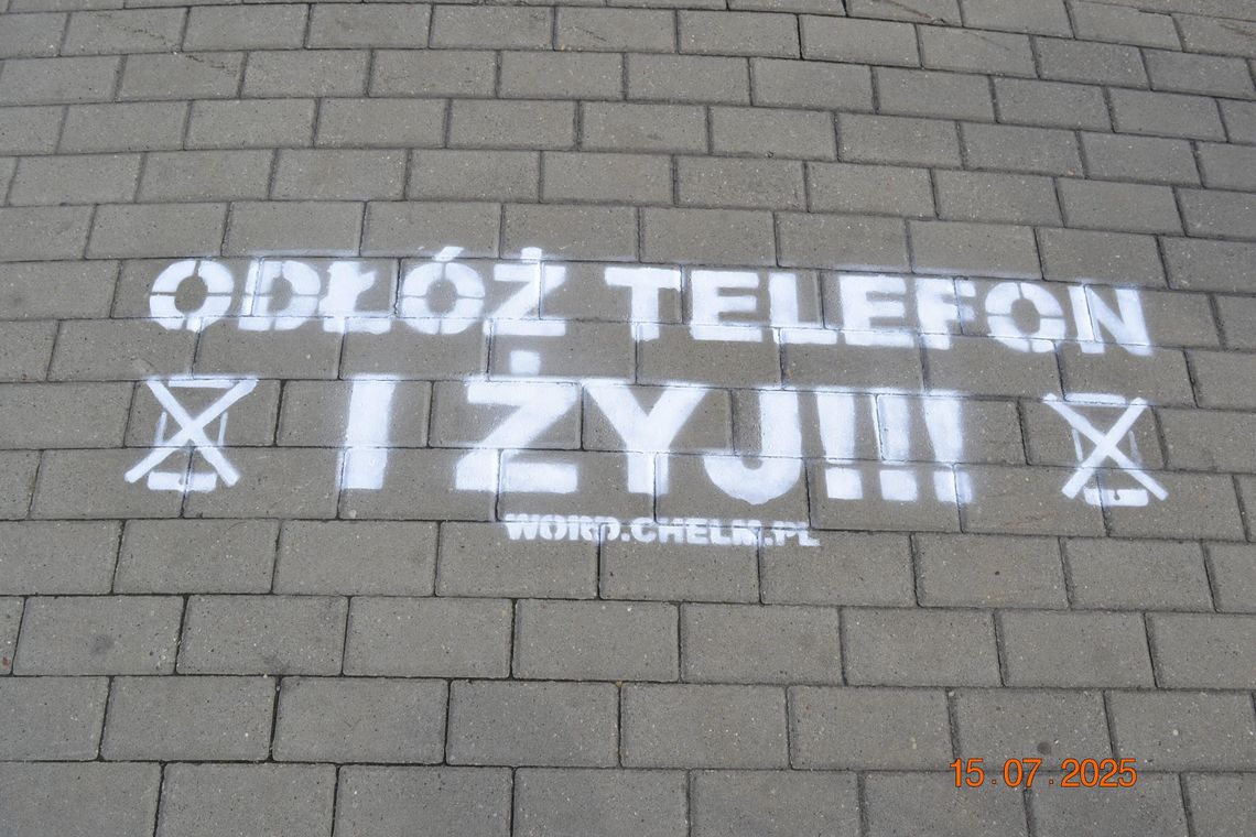 „Odłóż telefon i żyj”- nowe oznakowanie przed przejściami dla pieszych