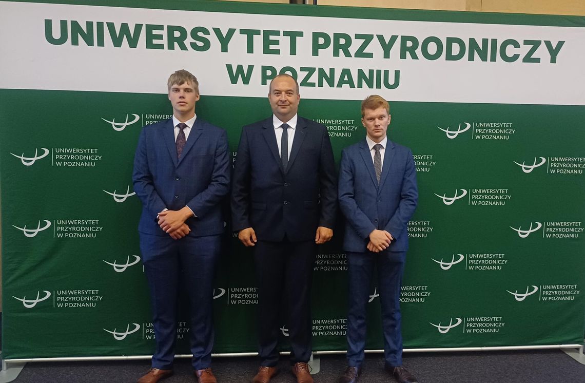 Oni zdominowali tę olimpiadę. Julian Suprun i Przemysław Dąbrowski najlepsi w kraju W dniach 22–23 maja 2026 roku Uniwersytet Przyrodniczy w Poznaniu stał się areną wielkiego sukcesu uczniów Zespół Szkół Centrum Kształcenia Rolniczego w Okszowie. Podczas finału XLIX Olimpiady Wiedzy i Umiejętności Rolniczych (OWiUR) reprezentanci szkoły zdominowali blok „Mechanizacja Rolnictwa”.