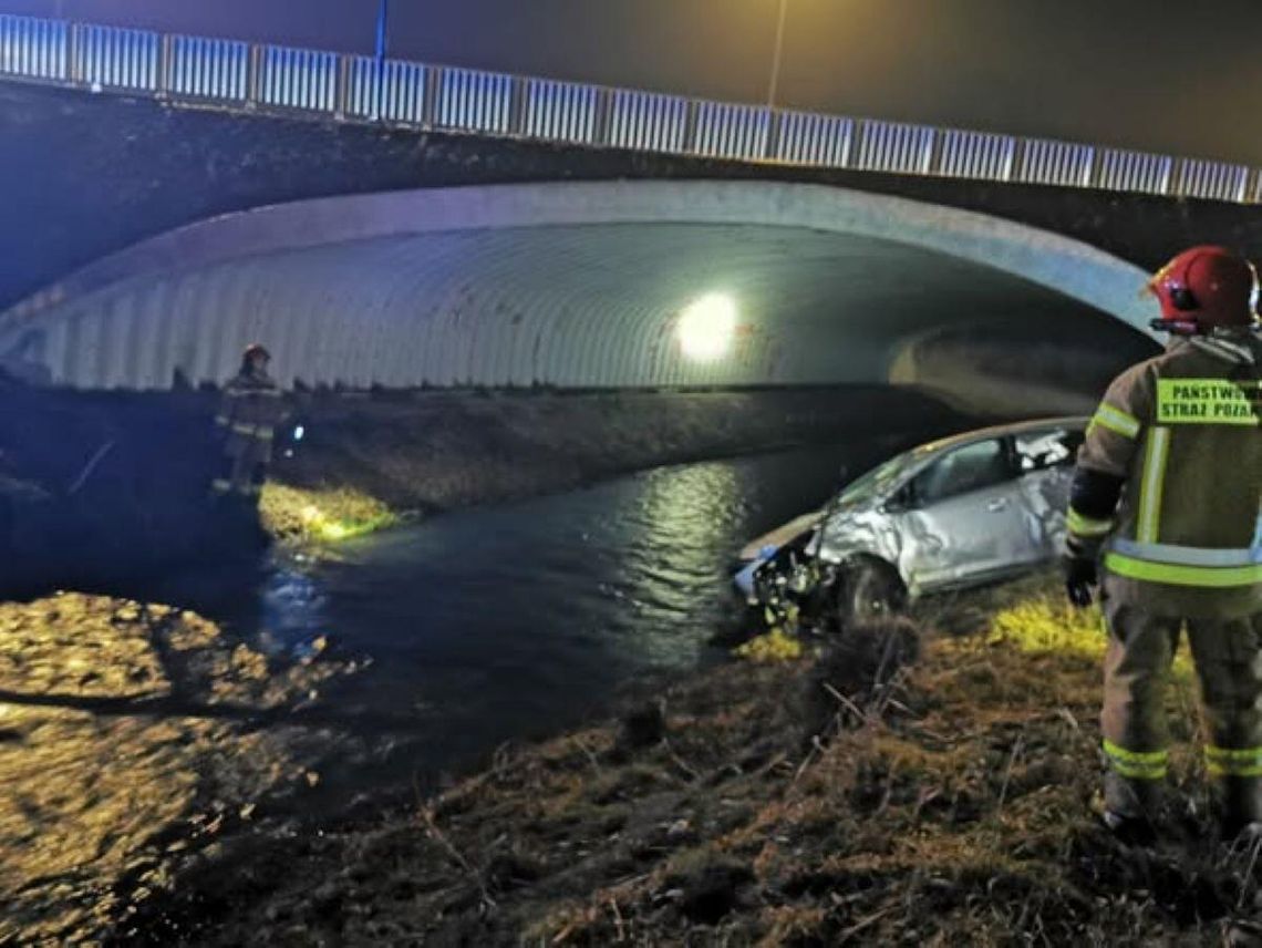 Opel w rzece, kierowcy nie było w środku. Zatrzymano 29-latka [ZDJĘCIA]