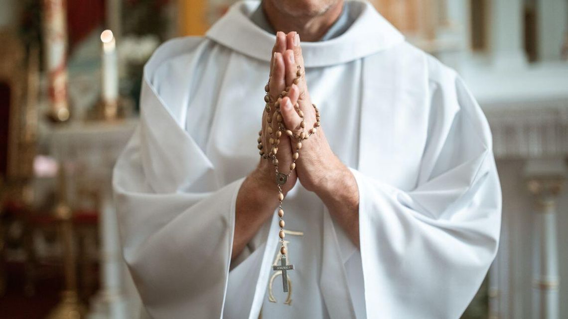 Z KRAJU. Oskarżył proboszcza o molestowanie i pobił. Sąd wydał wyrok