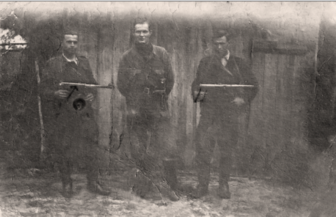Ostatni świt „Żelaznego”. Tak zginął ppor. Edward Taraszkiewicz. Mieszkańcy powiatu włodawskiego pamiętają o nim 6 października 1951 roku. Zbereże nad Bugiem. Mglisty świt, czterech partyzantów i około 600 żołnierzy oraz funkcjonariuszy aparatu bezpieczeństwa. Tego ranka zakończyła się historia jednego z najbardziej nieustępliwych dowódców powojennego podziemia niepodległościowego na Lubelszczyźnie.