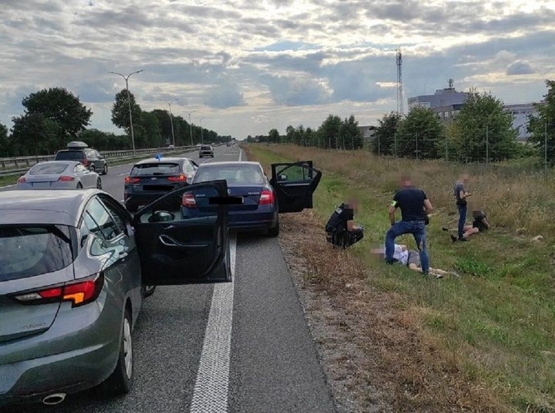 Region. Farbowani funkcjonariusze zbijali kokosy - łącznie ponad 300 tys. zł!