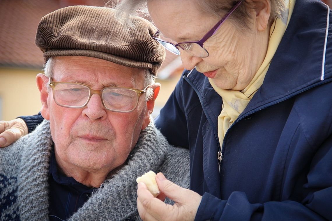 Oszuści wciąż naciągają seniorów. Jak nie dać się oszukać?