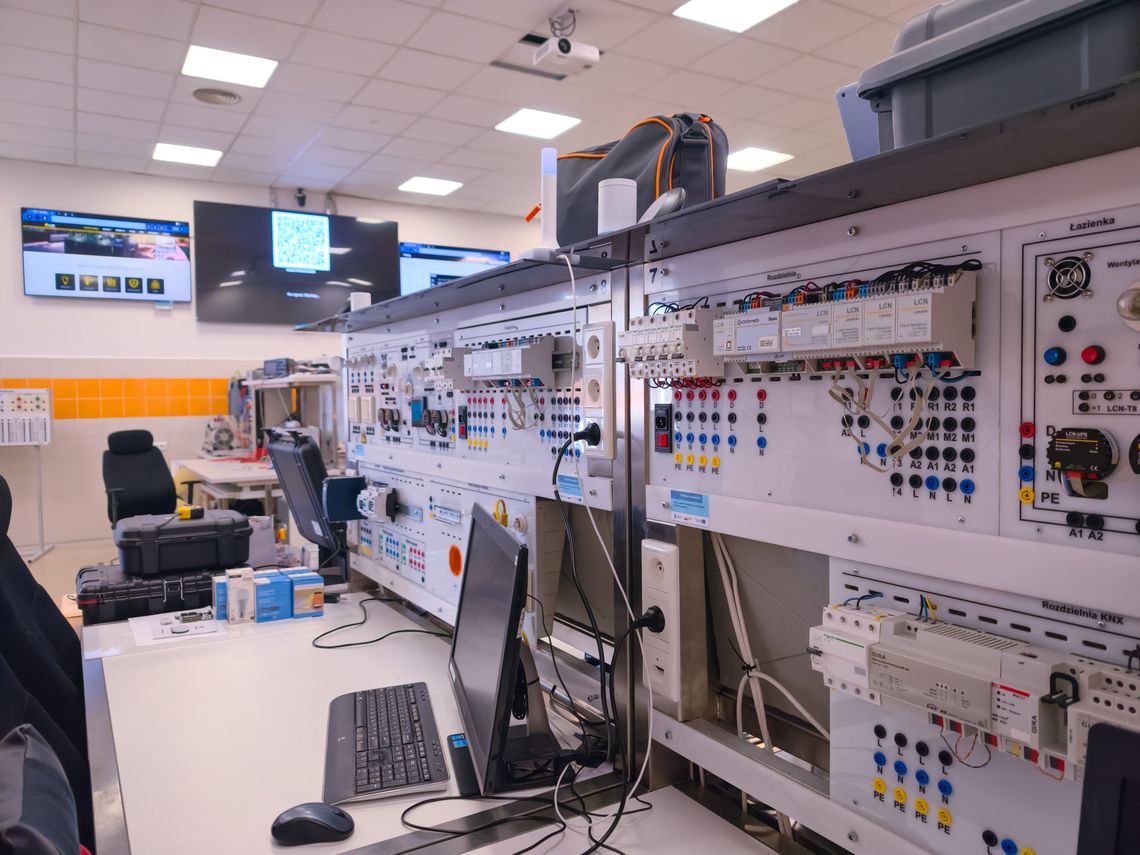 PANS w Chełmie kończy projekt z sukcesem: 100% zakupów zrealizowanych, nowoczesne laboratoria gotowe do zajęć