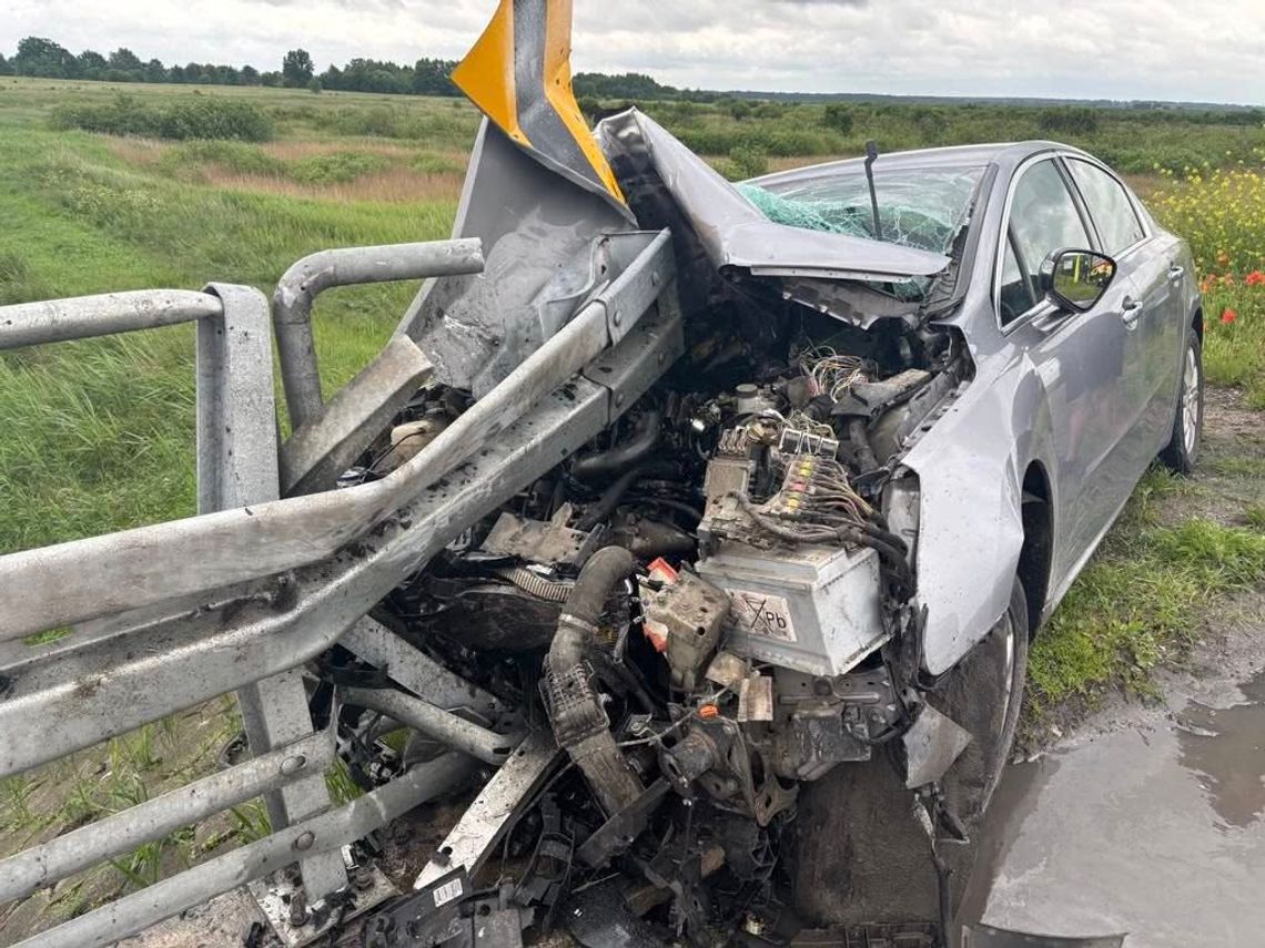 Gm. Siedliszcze. Peugeot wjechał w barierki na moście. 66-latek z urazem kręgosłupa trafił do szpitala Gm. Siedliszcze. Peugeot wjechał w barierki na moście. 66-latek z urazem kręgosłupa trafił do szpitala