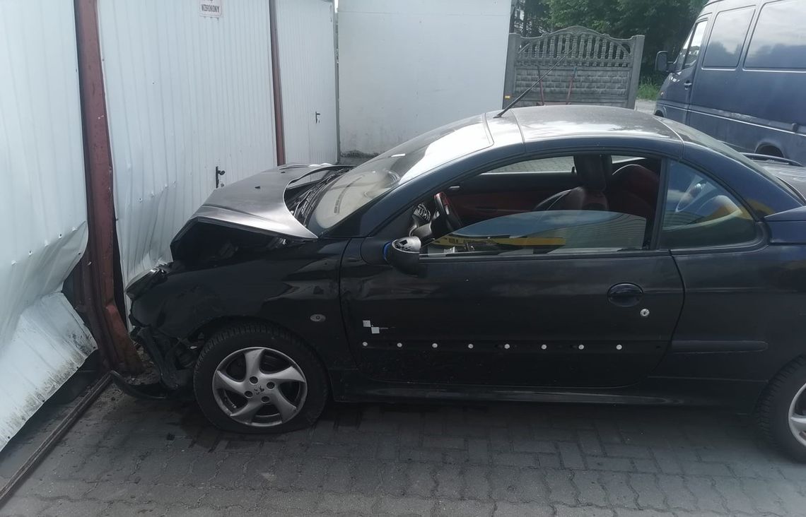 Pijana 29-latka wjechała peugeotem w garaż, potem uciekała z pasażerem w zarośla