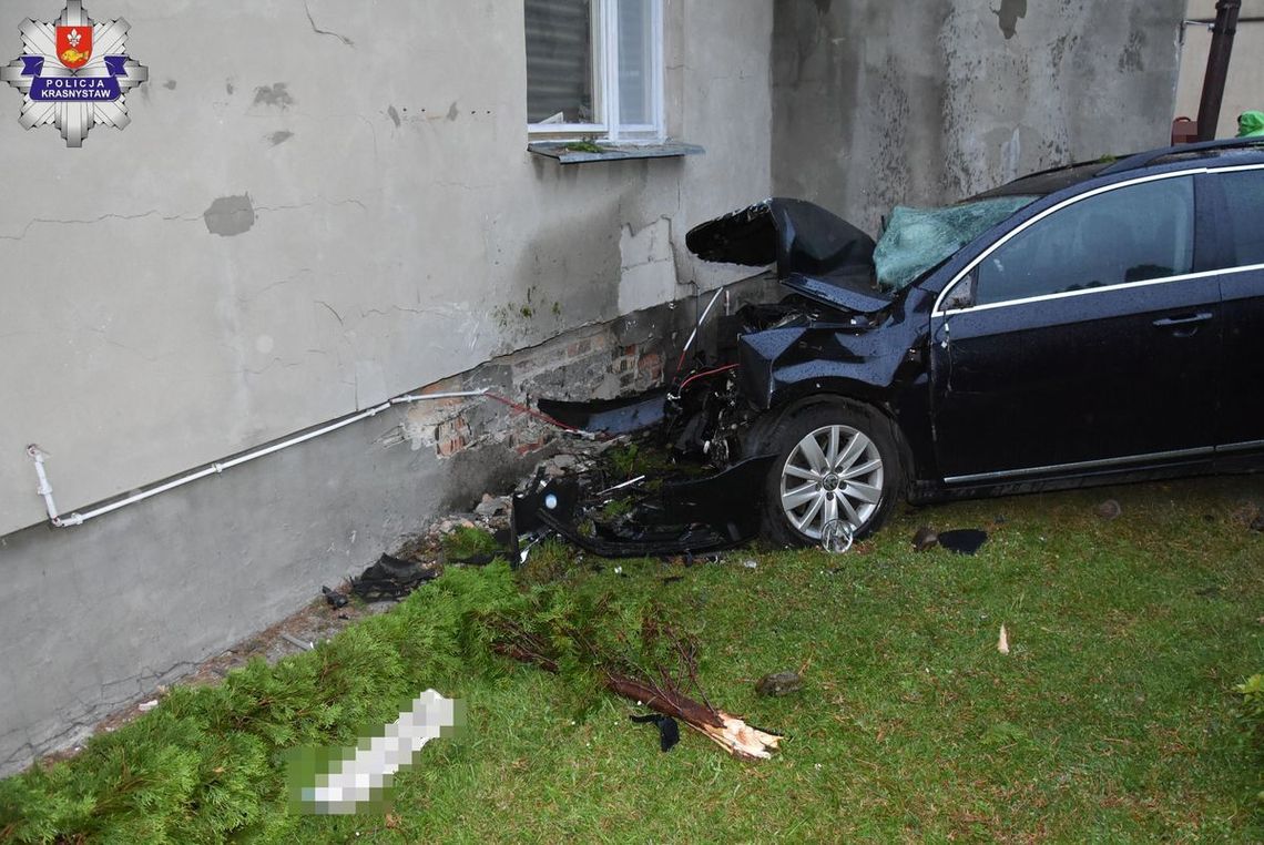 Nietrzeźwy 23-latek wbił auto w dom. Grozi mu do 3 lat więzienia [FILM]
