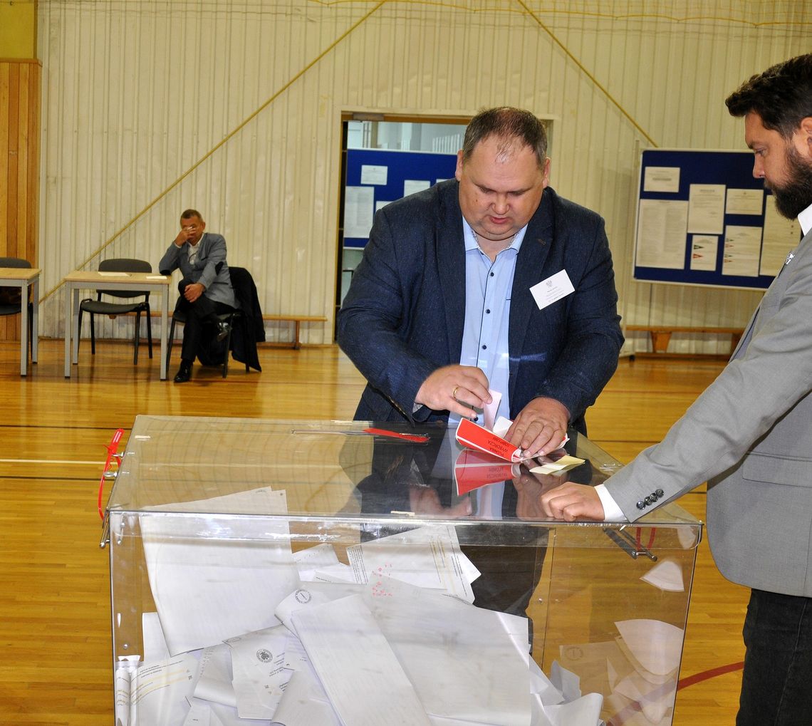 PiS wygrywa, opozycja świętuje. Kto został posłem?