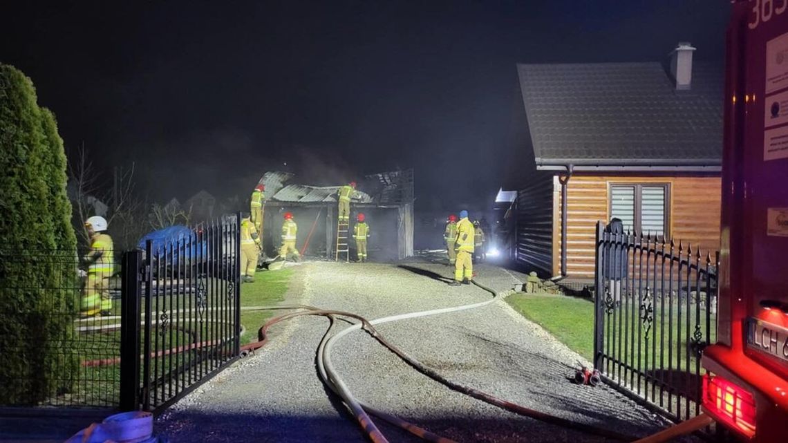 Płonął budynek gospodarczy w Sawinie. Nieznana przyczyna pożaru