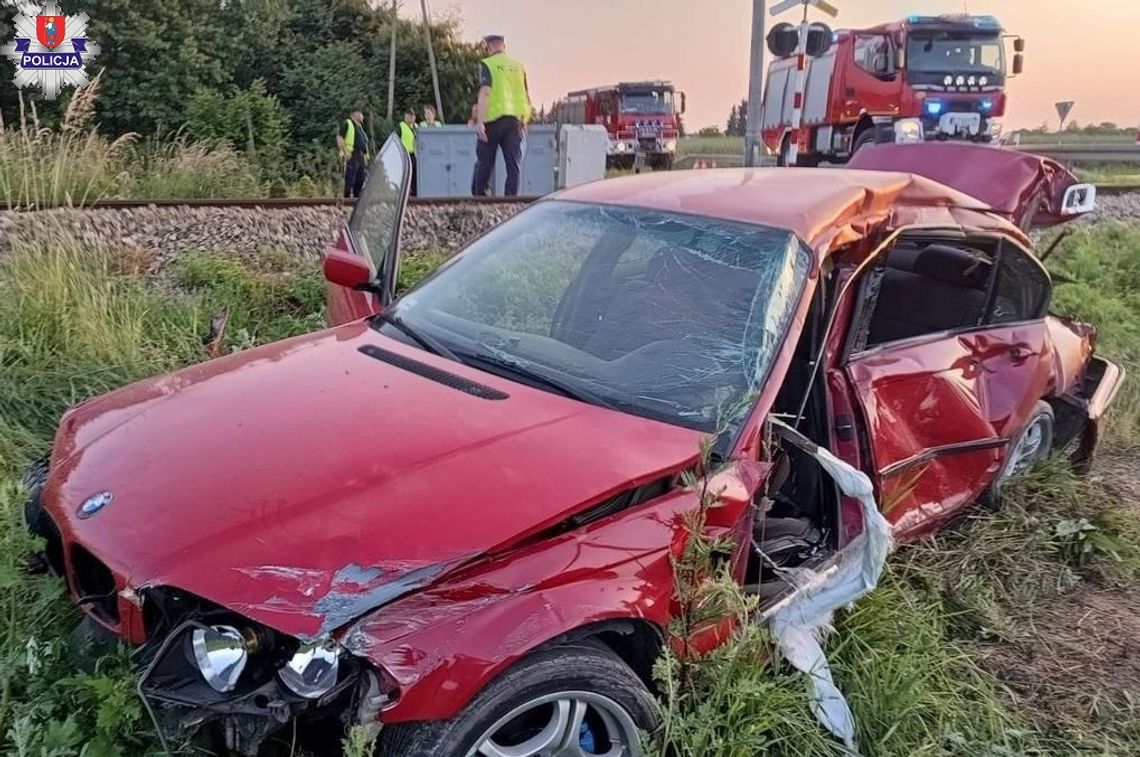 Bmw wjechało wprost pod szynobus. Kierowca jest w ciężkim stanie [ZDJĘCIA]