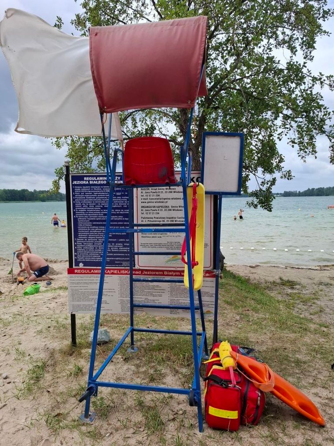 Podczas kawalerskiego „zwinęli” wieżę ratowniczą nad Jeziorem Białym. Sprzęt odnaleziony, sprawa zakończona polubownie