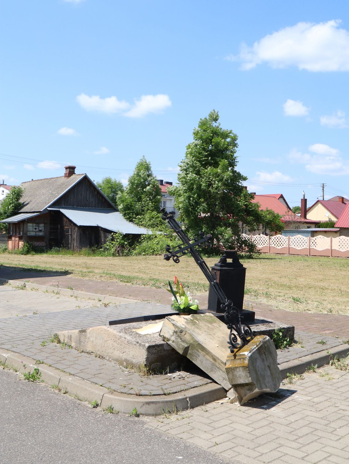 Policja wytypowała wandali. Kto zniszczył grobowiec duchownego?